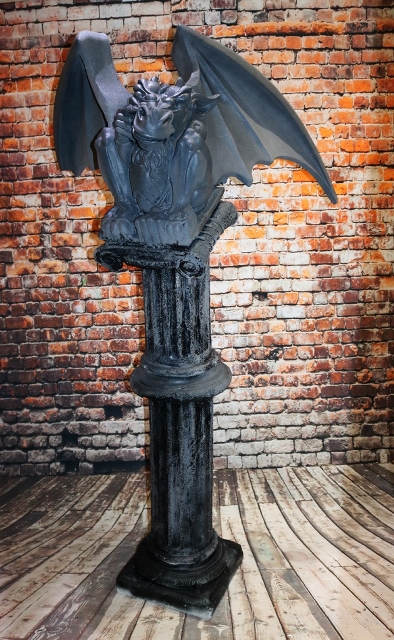 Gargoyle "Grizo" auf Säule 185 x 100cm (Dekofigur Halloween)